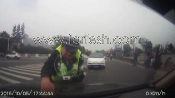 فيديو صادم: سائق صيني مخمور يسحب رجل شرطة معلق بغطاء السيار الامامي! صورة رقم 3