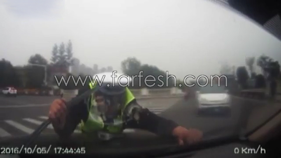 فيديو صادم: سائق صيني مخمور يسحب رجل شرطة معلق بغطاء السيار الامامي! صورة رقم 1