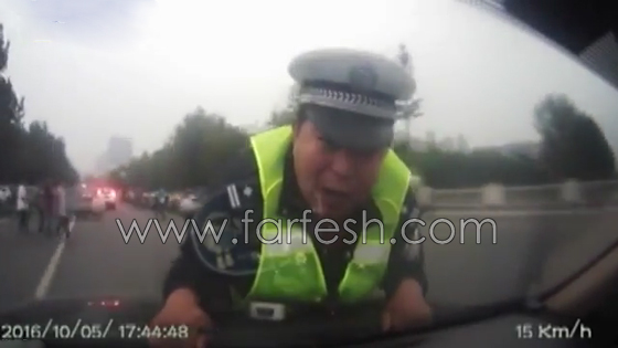 فيديو صادم: سائق صيني مخمور يسحب رجل شرطة معلق بغطاء السيار الامامي! صورة رقم 4