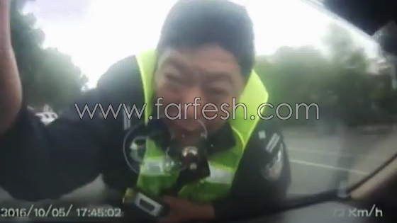 فيديو صادم: سائق صيني مخمور يسحب رجل شرطة معلق بغطاء السيار الامامي! صورة رقم 6