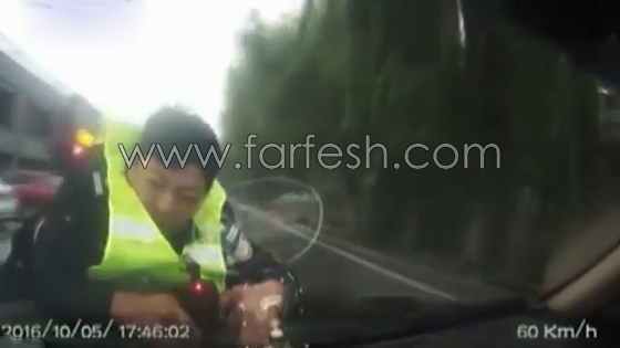 فيديو صادم: سائق صيني مخمور يسحب رجل شرطة معلق بغطاء السيار الامامي! صورة رقم 8