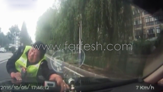 فيديو صادم: سائق صيني مخمور يسحب رجل شرطة معلق بغطاء السيار الامامي! صورة رقم 9