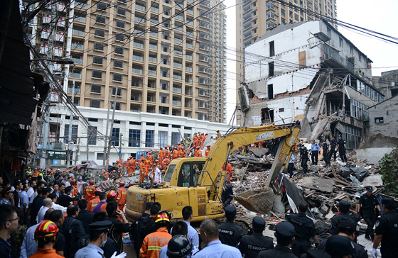 صور مؤلمة: جثتي اب وام يحضنان طفلتهما التي بقيت حية تحت الأنقاض صورة رقم 15 صور مؤلمة: جثتي اب وام يحضنان طفلتهما التي بقيت حية تحت الأنقاض صورة رقم 15