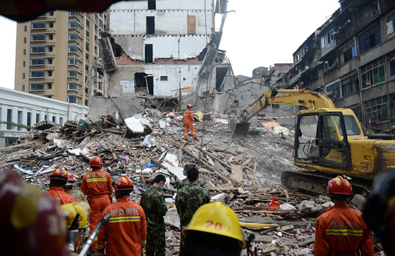 صور مؤلمة: جثتي اب وام يحضنان طفلتهما التي بقيت حية تحت الأنقاض صورة رقم 7 صور مؤلمة: جثتي اب وام يحضنان طفلتهما التي بقيت حية تحت الأنقاض صورة رقم 7