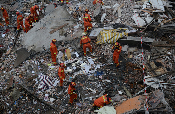 صور مؤلمة: جثتي اب وام يحضنان طفلتهما التي بقيت حية تحت الأنقاض صورة رقم 14 صور مؤلمة: جثتي اب وام يحضنان طفلتهما التي بقيت حية تحت الأنقاض صورة رقم 14