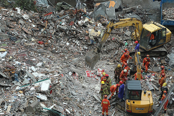 صور مؤلمة: جثتي اب وام يحضنان طفلتهما التي بقيت حية تحت الأنقاض صورة رقم 8 صور مؤلمة: جثتي اب وام يحضنان طفلتهما التي بقيت حية تحت الأنقاض صورة رقم 8