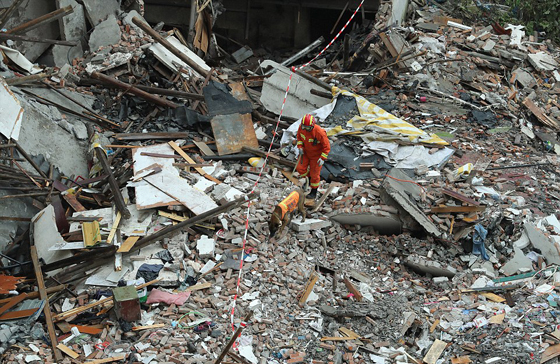 صور مؤلمة: جثتي اب وام يحضنان طفلتهما التي بقيت حية تحت الأنقاض صورة رقم 12 صور مؤلمة: جثتي اب وام يحضنان طفلتهما التي بقيت حية تحت الأنقاض صورة رقم 12