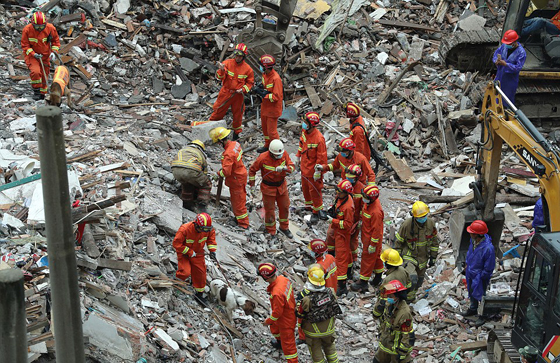 صور مؤلمة: جثتي اب وام يحضنان طفلتهما التي بقيت حية تحت الأنقاض صورة رقم 16 صور مؤلمة: جثتي اب وام يحضنان طفلتهما التي بقيت حية تحت الأنقاض صورة رقم 16