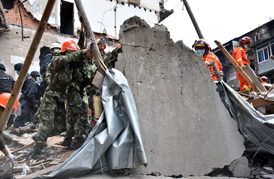 صور مؤلمة: جثتي اب وام يحضنان طفلتهما التي بقيت حية تحت الأنقاض صورة رقم 11 صور مؤلمة: جثتي اب وام يحضنان طفلتهما التي بقيت حية تحت الأنقاض صورة رقم 11