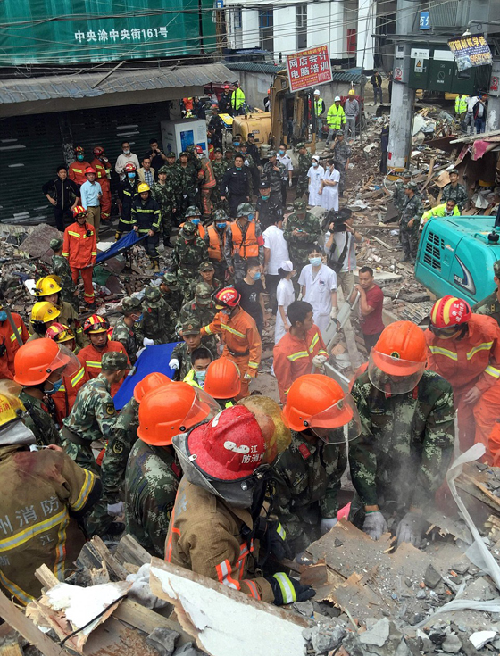 صور مؤلمة: جثتي اب وام يحضنان طفلتهما التي بقيت حية تحت الأنقاض صورة رقم 17 صور مؤلمة: جثتي اب وام يحضنان طفلتهما التي بقيت حية تحت الأنقاض صورة رقم 17