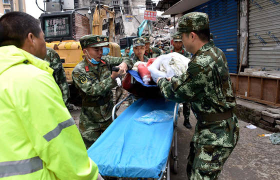 صور مؤلمة: جثتي اب وام يحضنان طفلتهما التي بقيت حية تحت الأنقاض صورة رقم 9 صور مؤلمة: جثتي اب وام يحضنان طفلتهما التي بقيت حية تحت الأنقاض صورة رقم 9