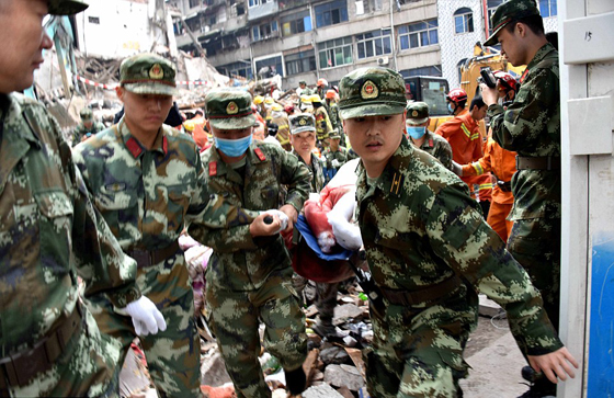 صور مؤلمة: جثتي اب وام يحضنان طفلتهما التي بقيت حية تحت الأنقاض صورة رقم 4 صور مؤلمة: جثتي اب وام يحضنان طفلتهما التي بقيت حية تحت الأنقاض صورة رقم 4