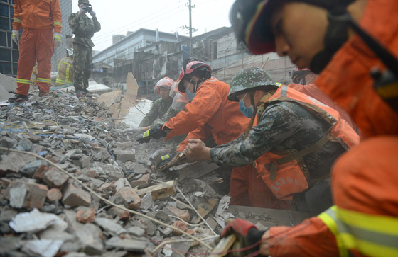 صور مؤلمة: جثتي اب وام يحضنان طفلتهما التي بقيت حية تحت الأنقاض صورة رقم 13 صور مؤلمة: جثتي اب وام يحضنان طفلتهما التي بقيت حية تحت الأنقاض صورة رقم 13