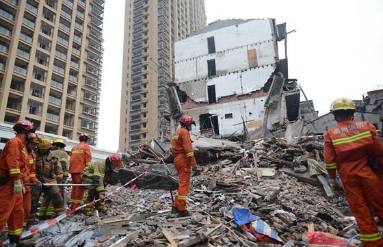 صور مؤلمة: جثتي اب وام يحضنان طفلتهما التي بقيت حية تحت الأنقاض صورة رقم 10 صور مؤلمة: جثتي اب وام يحضنان طفلتهما التي بقيت حية تحت الأنقاض صورة رقم 10