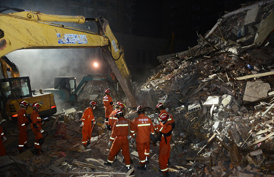 صور مؤلمة: جثتي اب وام يحضنان طفلتهما التي بقيت حية تحت الأنقاض صورة رقم 2 صور مؤلمة: جثتي اب وام يحضنان طفلتهما التي بقيت حية تحت الأنقاض صورة رقم 2