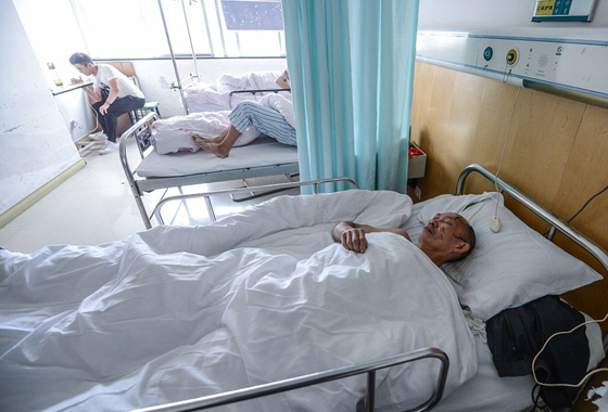 صور مؤلمة: جثتي اب وام يحضنان طفلتهما التي بقيت حية تحت الأنقاض صورة رقم 6 صور مؤلمة: جثتي اب وام يحضنان طفلتهما التي بقيت حية تحت الأنقاض صورة رقم 6