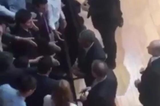 أوباما يخلع خاتم زواجه أثناء مصافحة الجماهير خوفا من اللصوص! صورة رقم 2