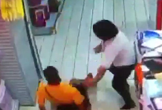 فيديو مروّع.. لحظة سقوط اب على ابنه الصغير وسحقه حتى الموت! صورة رقم 3 فيديو مروّع.. لحظة سقوط اب على ابنه الصغير وسحقه حتى الموت! صورة رقم 3