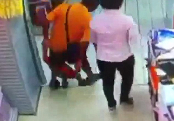 فيديو مروّع.. لحظة سقوط اب على ابنه الصغير وسحقه حتى الموت! صورة رقم 2 فيديو مروّع.. لحظة سقوط اب على ابنه الصغير وسحقه حتى الموت! صورة رقم 2