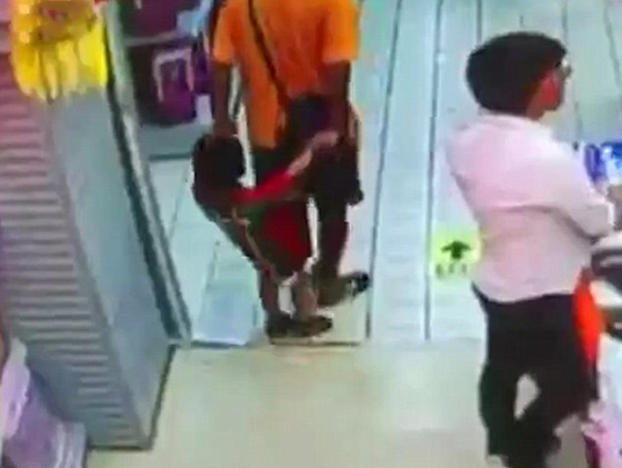 فيديو مروّع.. لحظة سقوط اب على ابنه الصغير وسحقه حتى الموت! صورة رقم 1 فيديو مروّع.. لحظة سقوط اب على ابنه الصغير وسحقه حتى الموت! صورة رقم 1