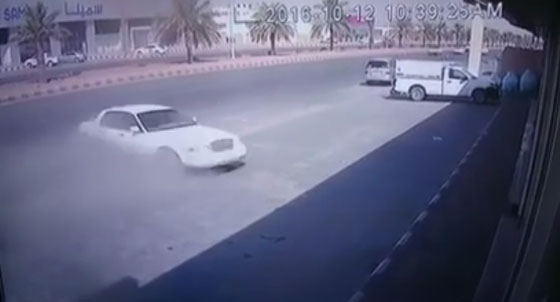 كاميرا توثق مقتل سائق سيارة كان يقود بسرعة جنونية.. فيديو صورة رقم 3