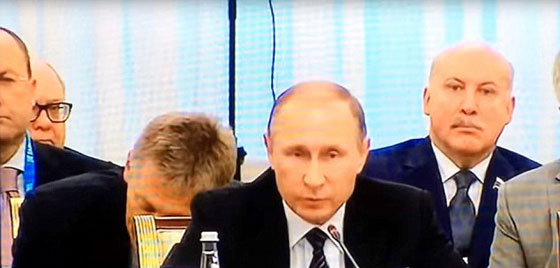 الناطق باسم بوتين يأخذ غفوة خلال مؤتمر صحفي مع اردوغان صورة رقم 1