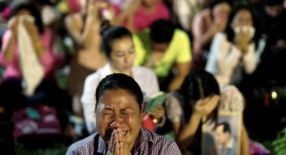 مات الملك.. تايلاند تتشح بالسواد والغموض يكتنف مصير البلاد صورة رقم 2