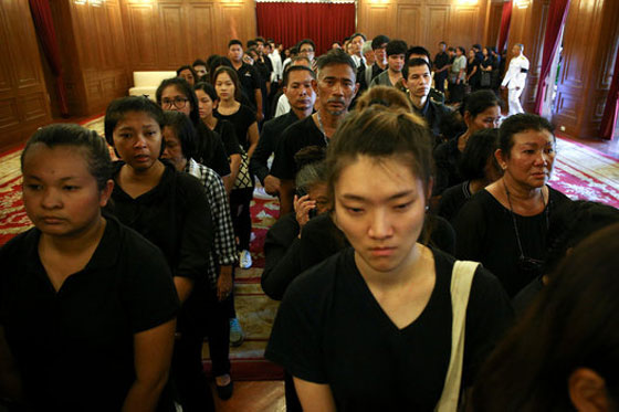 مات الملك.. تايلاند تتشح بالسواد والغموض يكتنف مصير البلاد صورة رقم 3