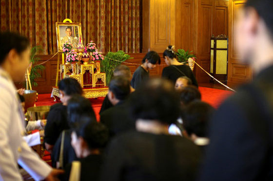 مات الملك.. تايلاند تتشح بالسواد والغموض يكتنف مصير البلاد صورة رقم 4