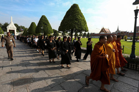 مات الملك.. تايلاند تتشح بالسواد والغموض يكتنف مصير البلاد صورة رقم 6