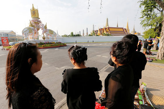 مات الملك.. تايلاند تتشح بالسواد والغموض يكتنف مصير البلاد صورة رقم 8