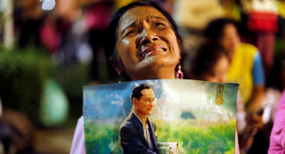 مات الملك.. تايلاند تتشح بالسواد والغموض يكتنف مصير البلاد صورة رقم 12