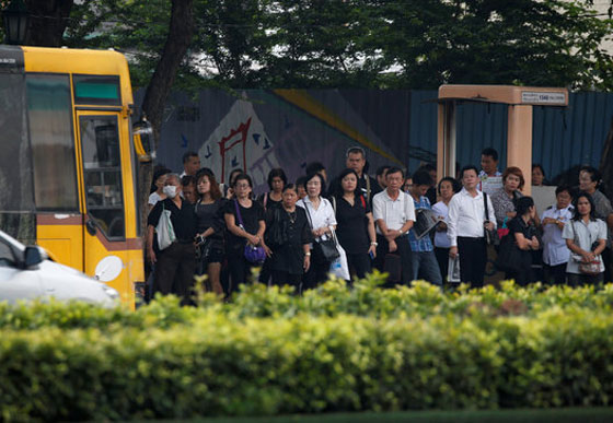 مات الملك.. تايلاند تتشح بالسواد والغموض يكتنف مصير البلاد صورة رقم 13