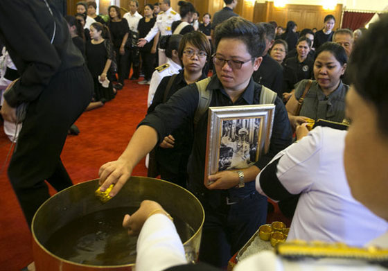 مات الملك.. تايلاند تتشح بالسواد والغموض يكتنف مصير البلاد صورة رقم 16