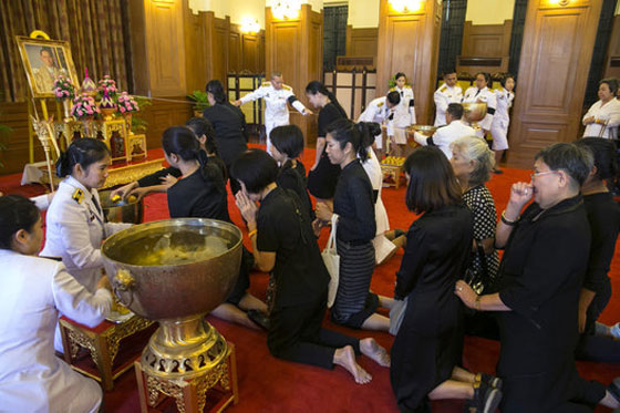 مات الملك.. تايلاند تتشح بالسواد والغموض يكتنف مصير البلاد صورة رقم 18