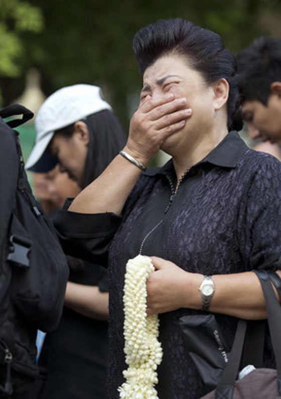 مات الملك.. تايلاند تتشح بالسواد والغموض يكتنف مصير البلاد صورة رقم 20