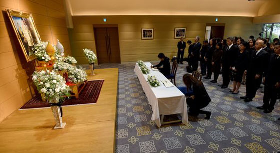 مات الملك.. تايلاند تتشح بالسواد والغموض يكتنف مصير البلاد صورة رقم 21