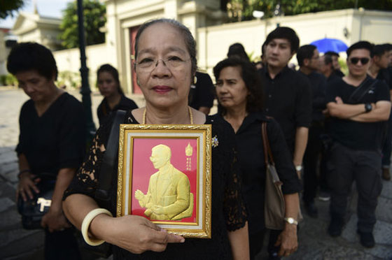 مات الملك.. تايلاند تتشح بالسواد والغموض يكتنف مصير البلاد صورة رقم 22