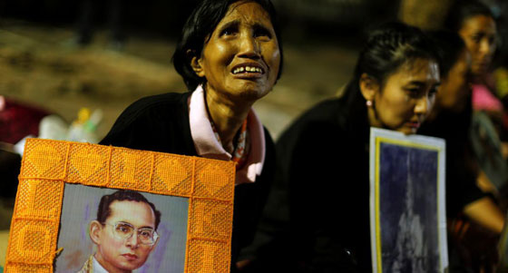 مات الملك.. تايلاند تتشح بالسواد والغموض يكتنف مصير البلاد صورة رقم 23