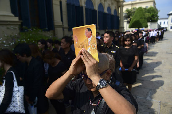 مات الملك.. تايلاند تتشح بالسواد والغموض يكتنف مصير البلاد صورة رقم 24