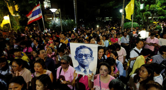 مات الملك.. تايلاند تتشح بالسواد والغموض يكتنف مصير البلاد صورة رقم 25