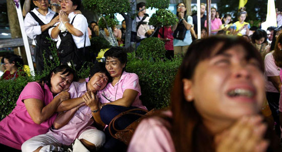 مات الملك.. تايلاند تتشح بالسواد والغموض يكتنف مصير البلاد صورة رقم 26