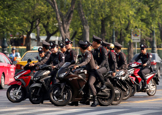 مات الملك.. تايلاند تتشح بالسواد والغموض يكتنف مصير البلاد صورة رقم 27