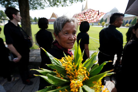 مات الملك.. تايلاند تتشح بالسواد والغموض يكتنف مصير البلاد صورة رقم 29