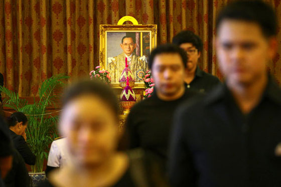 مات الملك.. تايلاند تتشح بالسواد والغموض يكتنف مصير البلاد صورة رقم 32