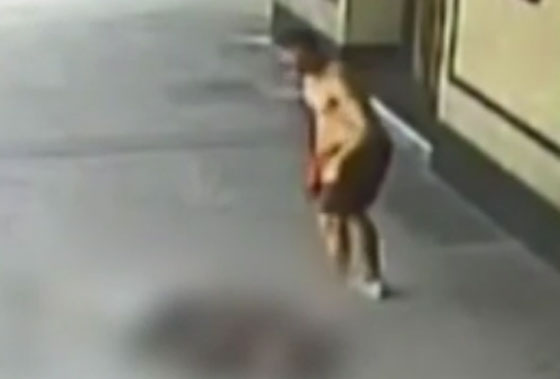 فيديو مرعب.. عداء يقتل رجلا في الشارع بلكمة قاضية! صورة رقم 1 فيديو مرعب.. عداء يقتل رجلا في الشارع بلكمة قاضية! صورة رقم 1