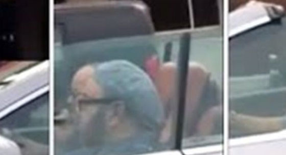 شاب يطارد سيارة ملك المغرب ويحظى بتحية منه.. فيديو صورة رقم 1 شاب يطارد سيارة ملك المغرب ويحظى بتحية منه.. فيديو صورة رقم 1