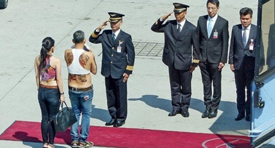 تايلاند في انتظار ملك شبه مجنون يرتدي الصدرية ويعين كلبه قائدا صورة رقم 1 تايلاند في انتظار ملك شبه مجنون يرتدي الصدرية ويعين كلبه قائدا صورة رقم 1