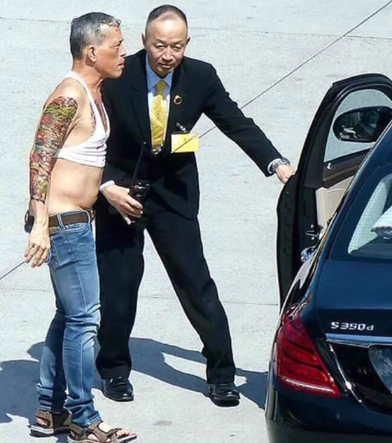 تايلاند في انتظار ملك شبه مجنون يرتدي الصدرية ويعين كلبه قائدا صورة رقم 2 تايلاند في انتظار ملك شبه مجنون يرتدي الصدرية ويعين كلبه قائدا صورة رقم 2