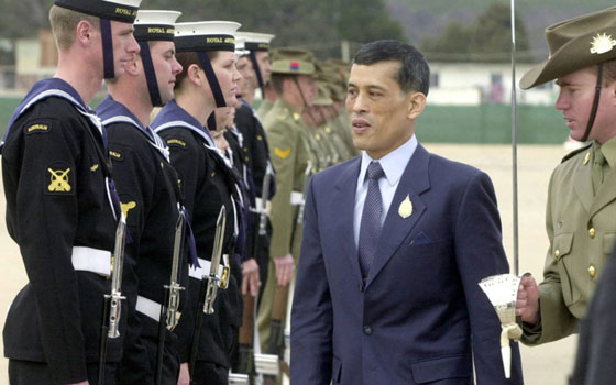 تايلاند في انتظار ملك شبه مجنون يرتدي الصدرية ويعين كلبه قائدا صورة رقم 6 تايلاند في انتظار ملك شبه مجنون يرتدي الصدرية ويعين كلبه قائدا صورة رقم 6